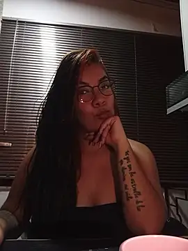 Snapshot of lili_hiugs chatting on 10/23/25, 06:56 lili hiugs online show from 10/23/25, 06:56