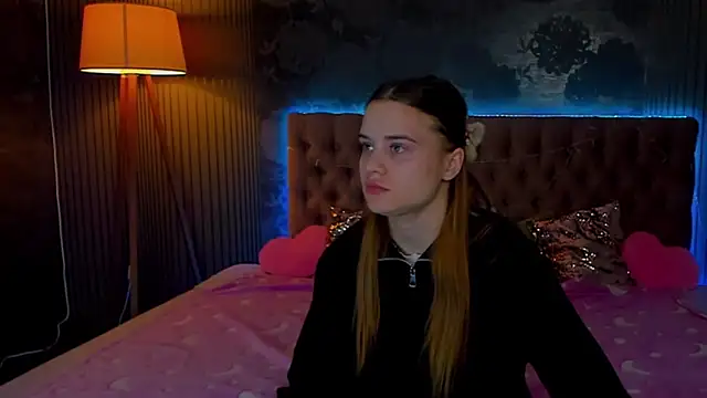 LuisaClover online show from 11/28/25, 01:25