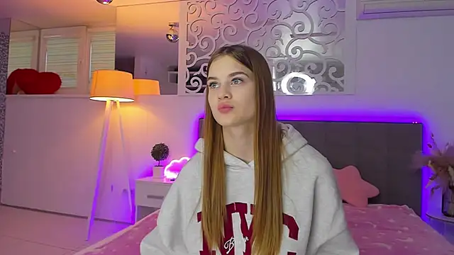 LuisaClover online show from 12/03/25, 01:20