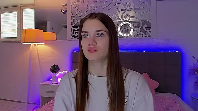 LuisaClover online show from 04/18/26, 12:20