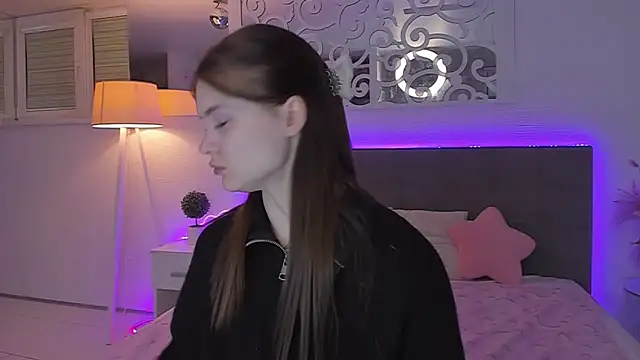 LuisaClover online show from 04/24/26, 06:21