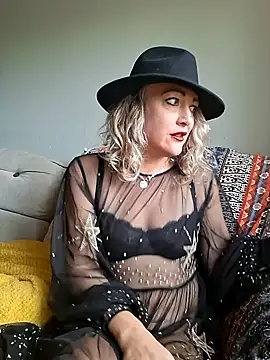Snapshot of Raven_Fantastic chatting on 10/22/25, 02:28 Raven Fantastic online show from 10/22/25, 02:28