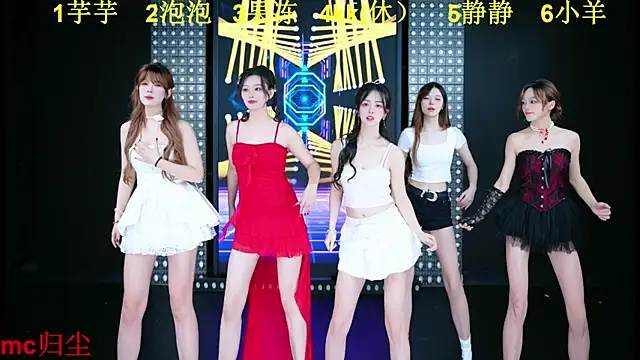 Snapshot of U1-mmm chatting on 11/02/25, 07:33 U1-mmm online show from 11/02/25, 07:33