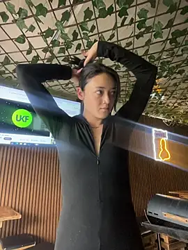 Lia  white online show from 11/23/25, 09:14