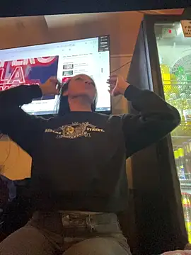 Lia  white online show from 12/02/25, 11:11