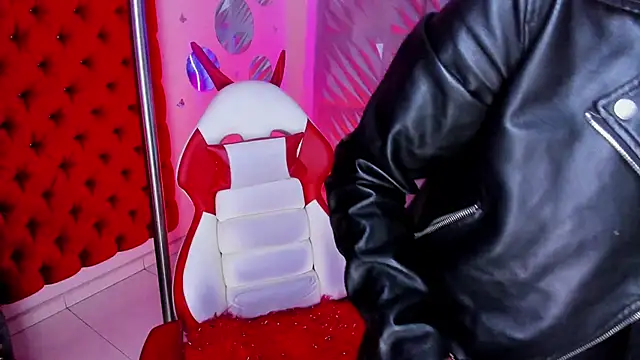 Roxanne Han online show from 04/22/26, 12:18