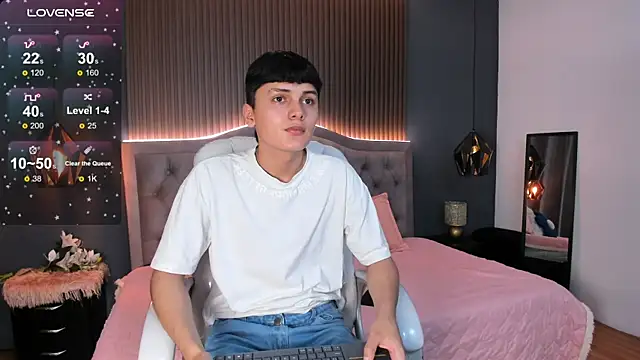 Maxii18  online show from 11/13/25, 07:13