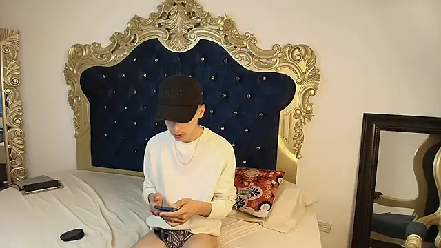 Snapshot of Sebastian_Reed chatting on 10/30/25, 04:36 Sebastian Reed online show from 10/30/25, 04:36