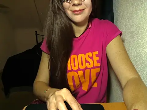 Snapshot of Aromaloveqq chatting on 11/16/25, 03:17 Aromaloveqq online show from 11/16/25, 03:17