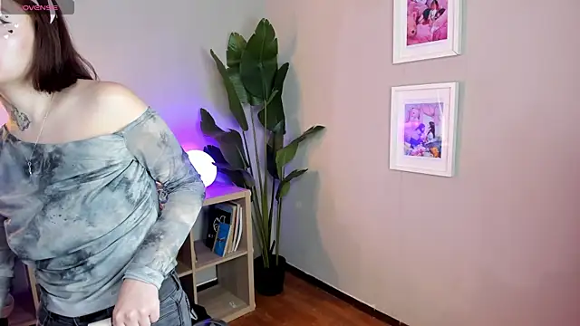 lexirouge   online show from 10/30/25, 12:39