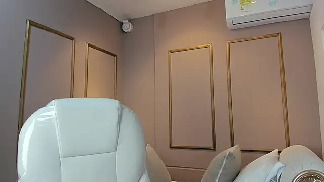 Snapshot of NahimiThompson chatting on 11/24/25, 07:24 NahimiThompson online show from 11/24/25, 07:24