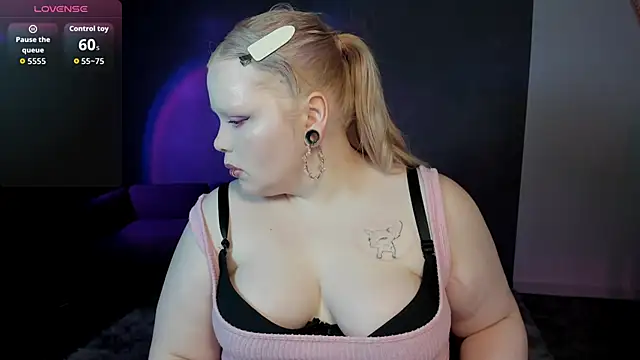 Snapshot of LottieReed chatting on 05/20/26, 10:10 LottieReed online show from 05/20/26, 10:10