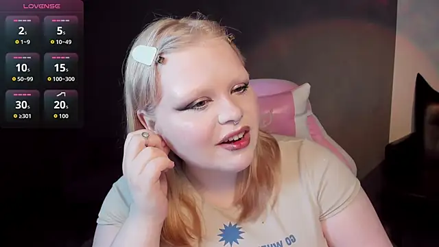 Snapshot of LottieReed chatting on 05/21/26, 08:10 LottieReed online show from 05/21/26, 08:10