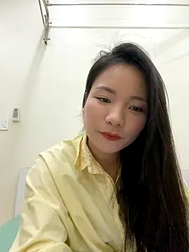 Bee Yellow00 online show from 12/04/25, 04:33