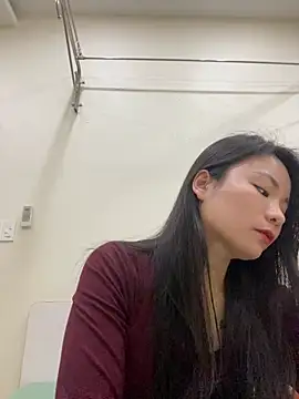 Bee Yellow00 online show from 12/17/25, 04:18