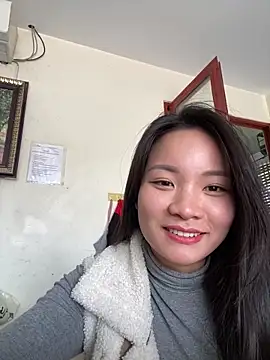 Bee Yellow00 online show from 12/18/25, 03:56