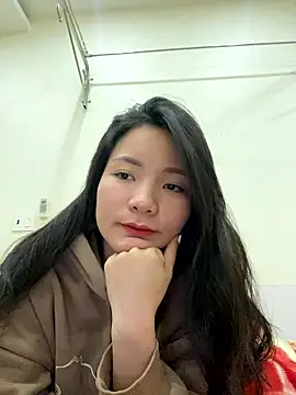 Bee Yellow00 online show from 01/11/26, 05:01