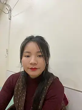 Bee Yellow00 online show from 02/05/26, 05:01