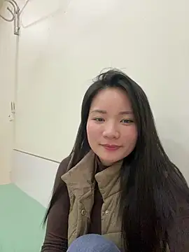 Bee Yellow00 online show from 02/06/26, 05:12