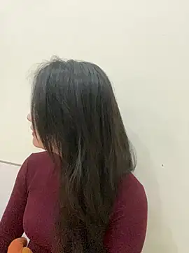 Bee Yellow00 online show from 02/11/26, 04:50