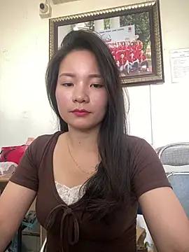 Bee Yellow00 online show from 04/11/26, 07:45