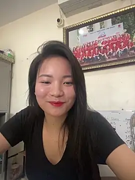 Bee Yellow00 online show from 04/18/26, 03:21