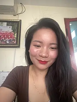 Bee Yellow00 online show from 04/23/26, 03:41