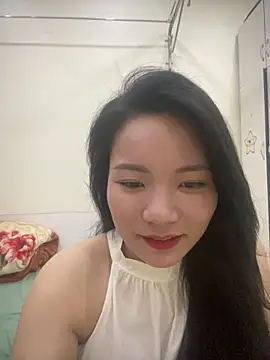 Bee Yellow00 online show from 04/24/26, 04:59