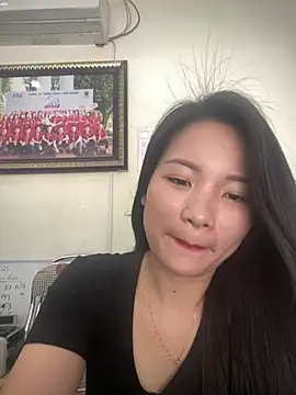 Snapshot of Bee_Yellow00 chatting on 04/25/26, 04:26 Bee Yellow00 online show from 04/25/26, 04:26