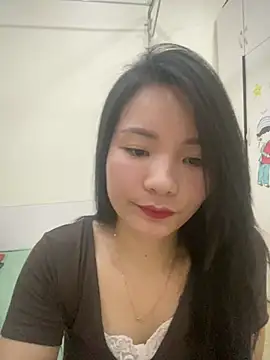 Snapshot of Bee_Yellow00 chatting on 04/28/26, 04:50 Bee Yellow00 online show from 04/28/26, 04:50