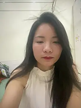 Snapshot of Bee_Yellow00 chatting on 05/04/26, 04:41 Bee Yellow00 online show from 05/04/26, 04:41