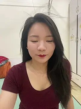 Snapshot of Bee_Yellow00 chatting on 05/06/26, 04:41 Bee Yellow00 online show from 05/06/26, 04:41