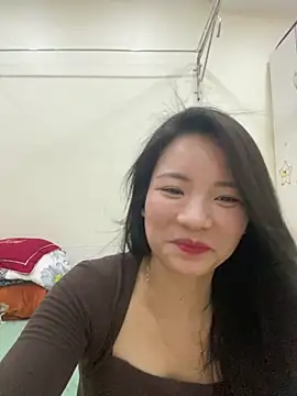 Snapshot of Bee_Yellow00 chatting on 05/07/26, 04:29 Bee Yellow00 online show from 05/07/26, 04:29