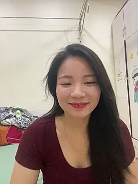 Snapshot of Bee_Yellow00 chatting on 05/08/26, 04:40 Bee Yellow00 online show from 05/08/26, 04:40