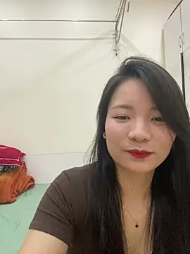 Snapshot of Bee_Yellow00 chatting on 05/09/26, 04:39 Bee Yellow00 online show from 05/09/26, 04:39