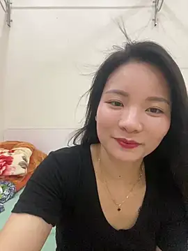Snapshot of Bee_Yellow00 chatting on 05/18/26, 04:18 Bee Yellow00 online show from 05/18/26, 04:18