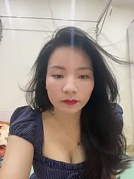 Snapshot of Bee_Yellow00 chatting on 05/19/26, 04:41 Bee Yellow00 online show from 05/19/26, 04:41