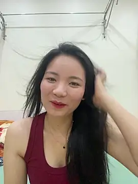 Snapshot of Bee_Yellow00 chatting on 05/20/26, 04:51 Bee Yellow00 online show from 05/20/26, 04:51