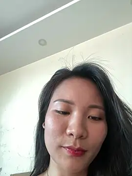 Snapshot of Bee_Yellow00 chatting on 05/23/26, 02:17 Bee Yellow00 online show from 05/23/26, 02:17
