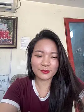 Snapshot of Bee_Yellow00 chatting on 05/26/26, 04:19 Bee Yellow00 online show from 05/26/26, 04:19