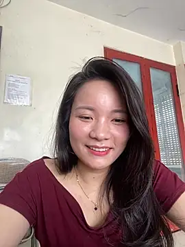 Snapshot of Bee_Yellow00 chatting on 05/29/26, 02:42 Bee Yellow00 online show from 05/29/26, 02:42