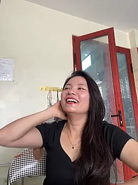 Snapshot of Bee_Yellow00 chatting on 06/05/26, 01:45 Bee Yellow00 online show from 06/05/26, 01:45