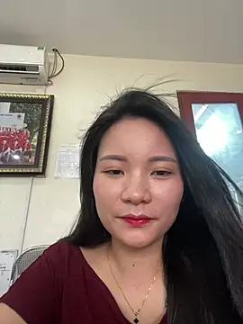 Snapshot of Bee_Yellow00 chatting on 06/08/26, 04:46 Bee Yellow00 online show from 06/08/26, 04:46