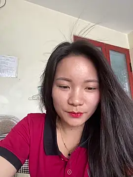 Snapshot of Bee_Yellow00 chatting on 06/12/26, 02:32 Bee Yellow00 online show from 06/12/26, 02:32