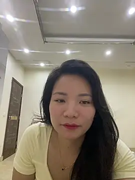 Bee Yellow00 online show from 07/19/26, 12:25