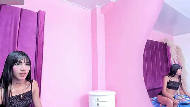 Snapshot of foxyhillx chatting on 12/15/25, 05:50 foxyhillx online show from 12/15/25, 05:50