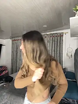 Snapshot of sarah_honey__ chatting on 10/28/25, 10:52 sarah honey   online show from 10/28/25, 10:52