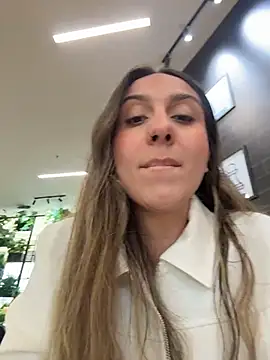 Snapshot of sarah_honey__ chatting on 11/11/25, 02:28 sarah honey online show from 11/11/25, 02:28