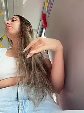 Snapshot of sarah_honey__ chatting on 12/22/25, 03:09 sarah honey online show from 12/22/25, 03:09