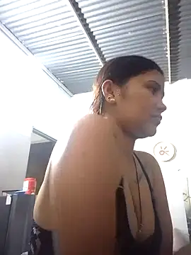 Snapshot of lindalatina11 chatting on 10/25/25, 01:24 lindalatina11 online show from 10/25/25, 01:24